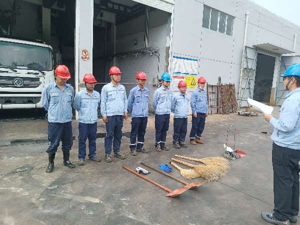 金盛蘭焦化廢水處理運營部開展污泥泄漏應(yīng)急演練現(xiàn)場_副本.jpg